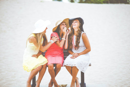 3 Frauen mit Hüten sitzen zusammen